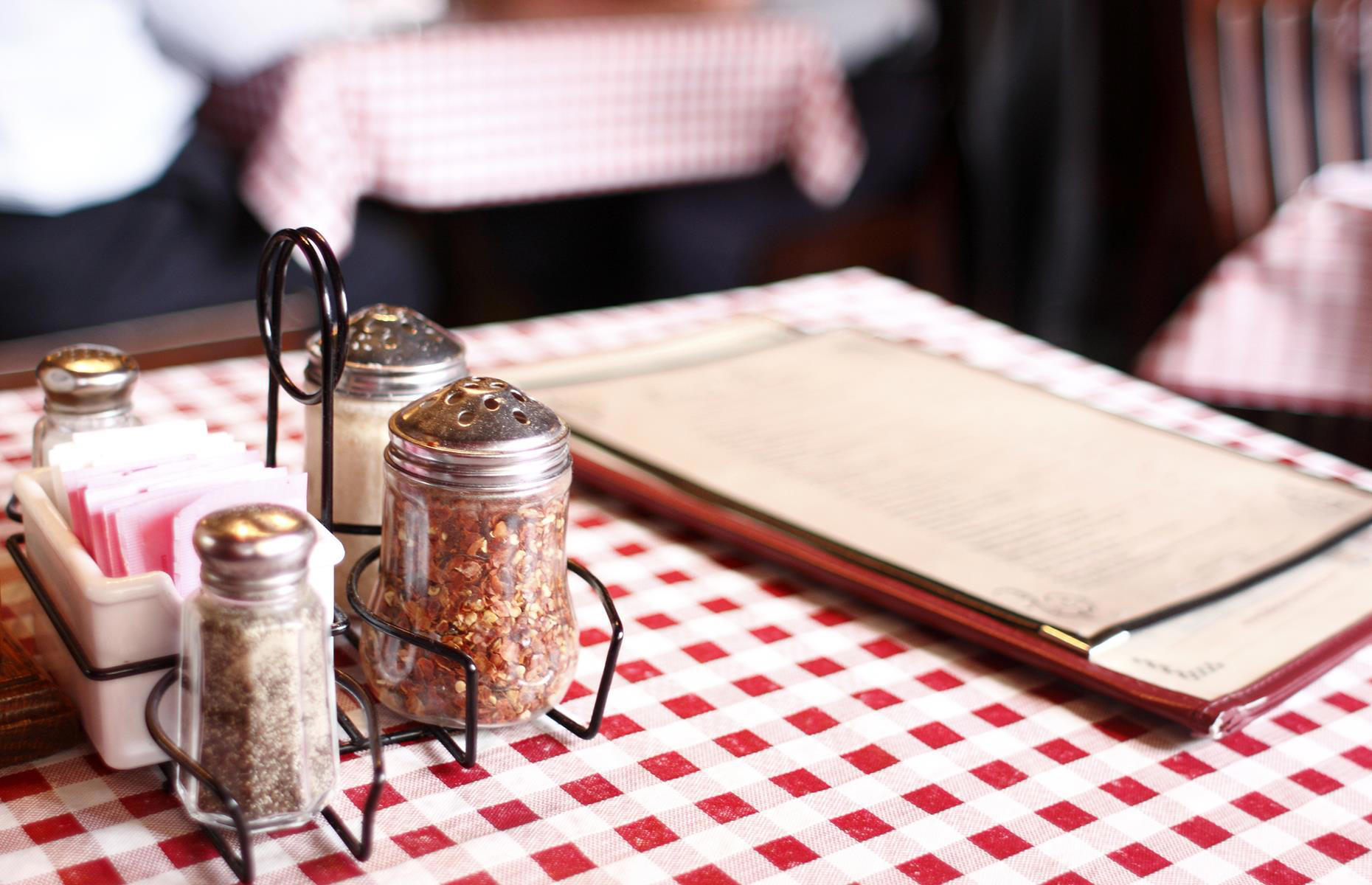 32 Things You Should Never Do When Eating Out 32 Things You Should Never Do When Eating Out