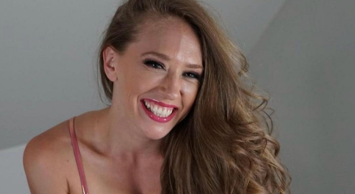 Kagney Linn Karter Footjob